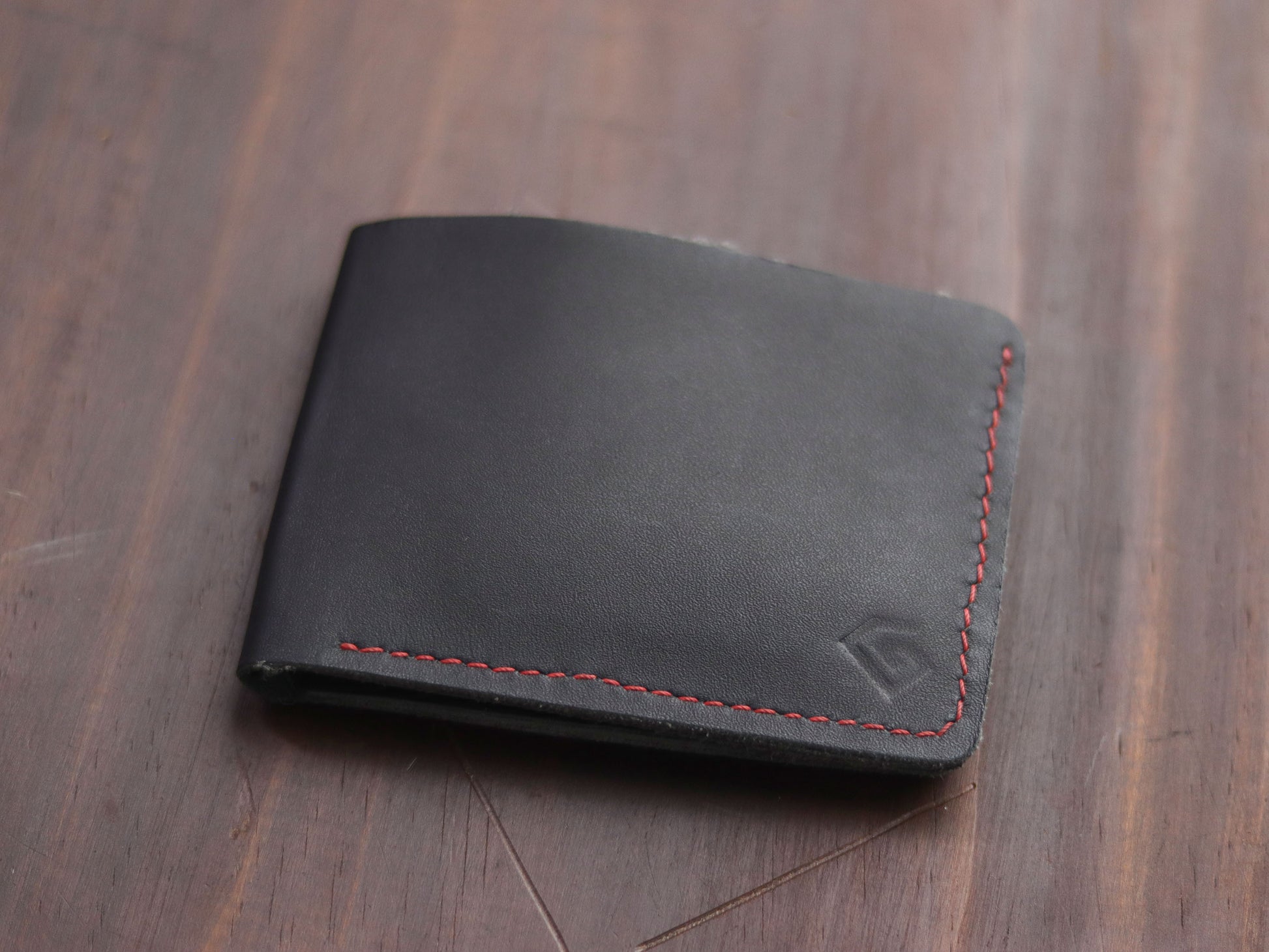 "WAVER" LEATHER BI-FOLD WALLET - BALCK & RED - grip