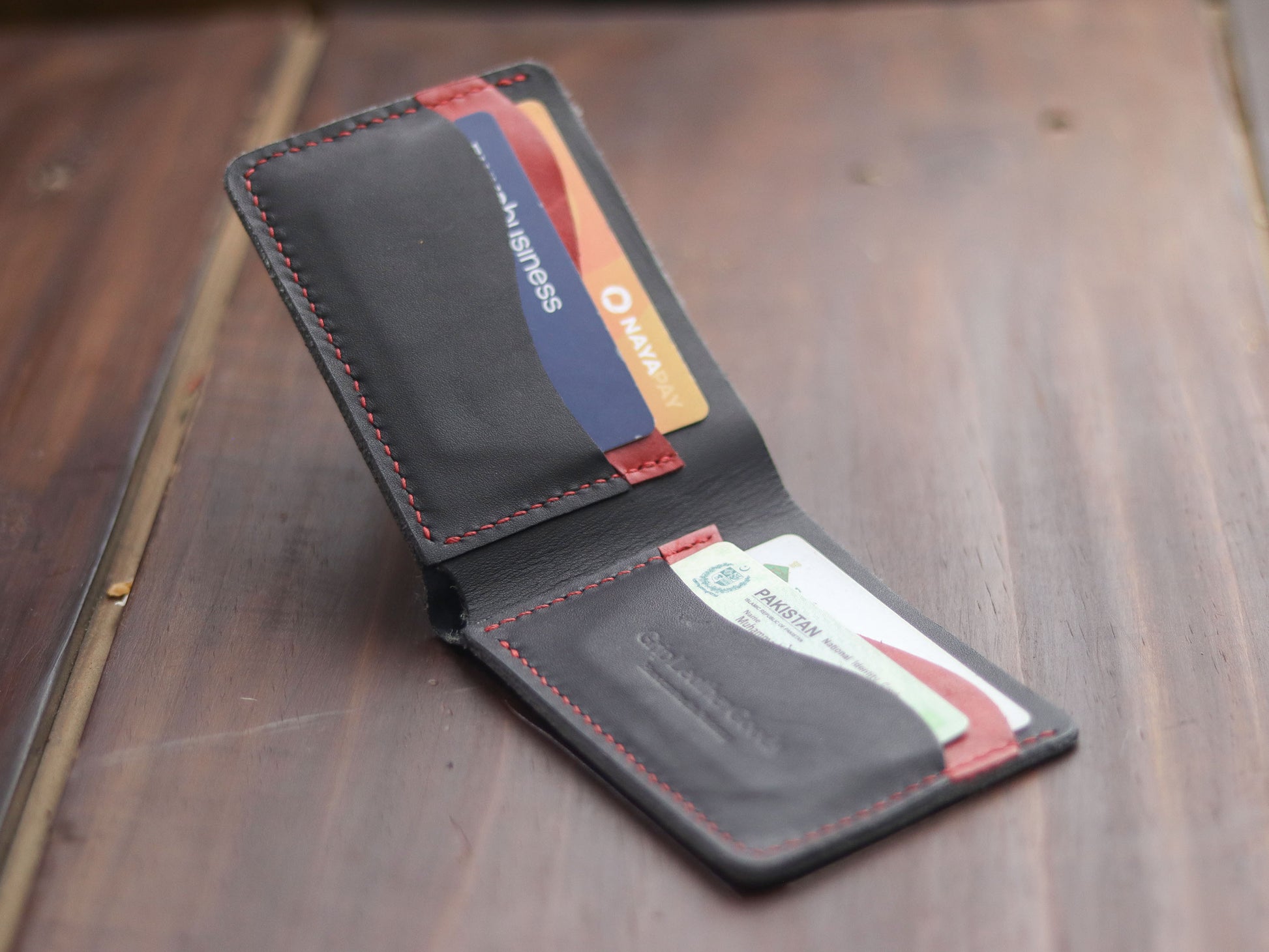 "WAVER" LEATHER BI-FOLD WALLET - BALCK & RED - grip