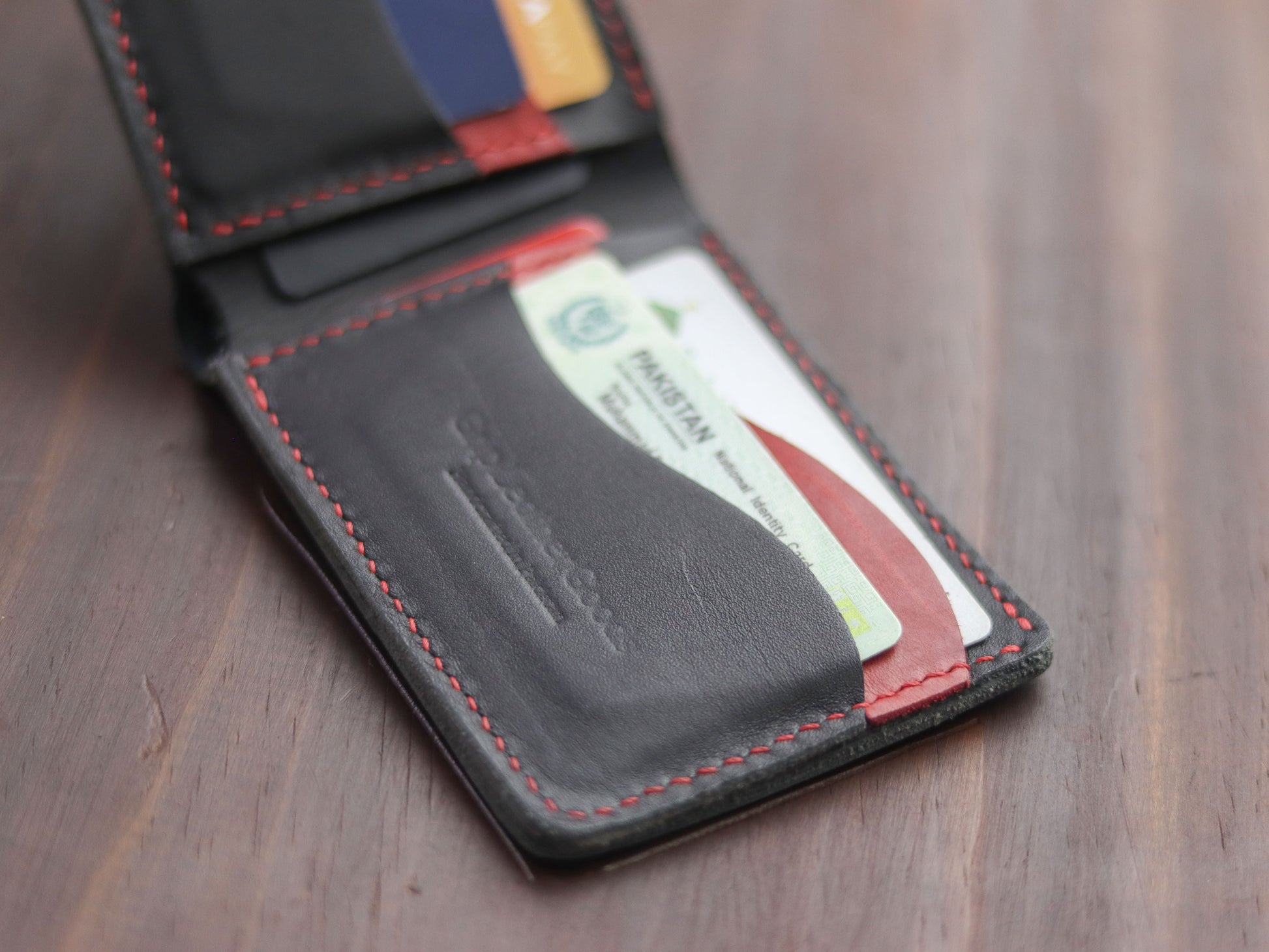 "WAVER" LEATHER BI-FOLD WALLET - BALCK & RED - grip