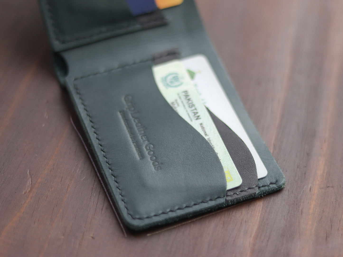 "WAVER" LEATHER BI-FOLD WALLET - CARTLETON GREEN - grip