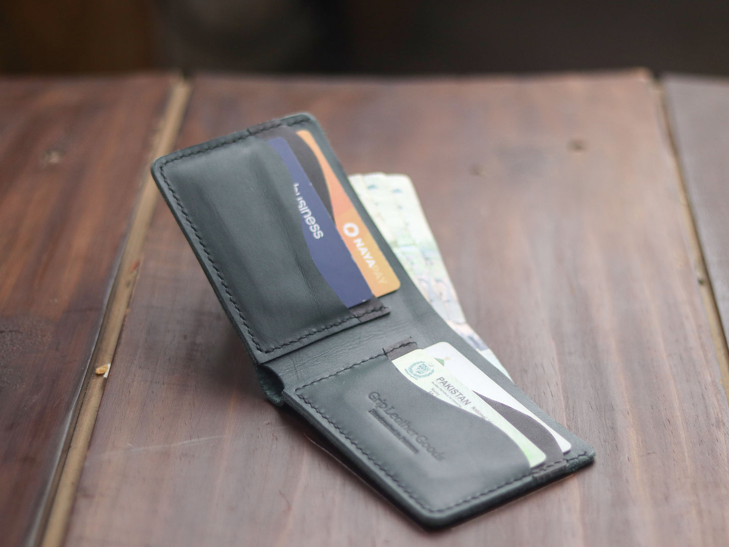 "WAVER" LEATHER BI-FOLD WALLET - CARTLETON GREEN - grip