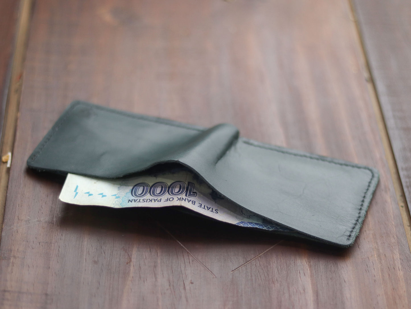 "WAVER" LEATHER BI-FOLD WALLET - CARTLETON GREEN - grip