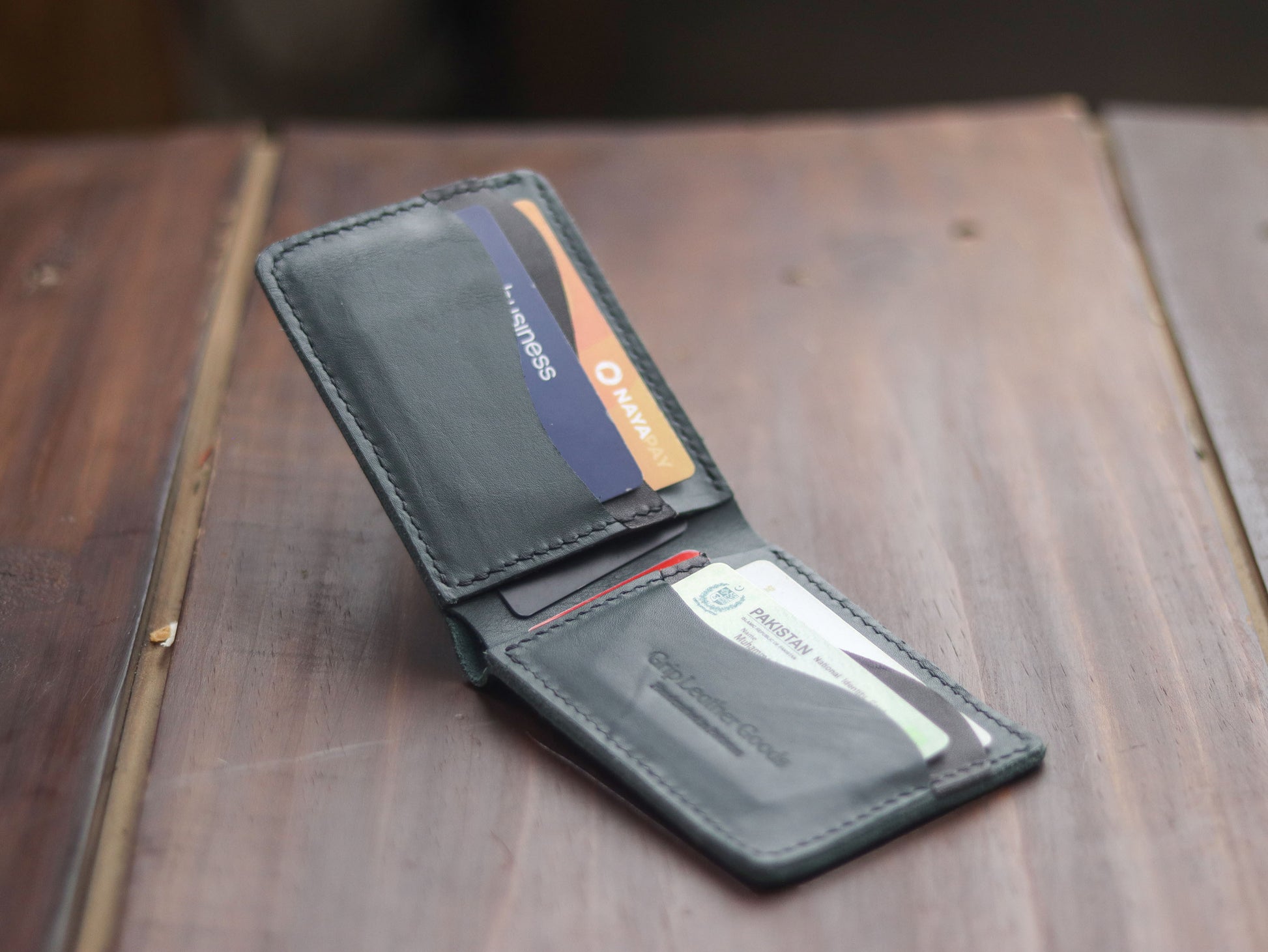 "WAVER" LEATHER BI-FOLD WALLET - CARTLETON GREEN - grip