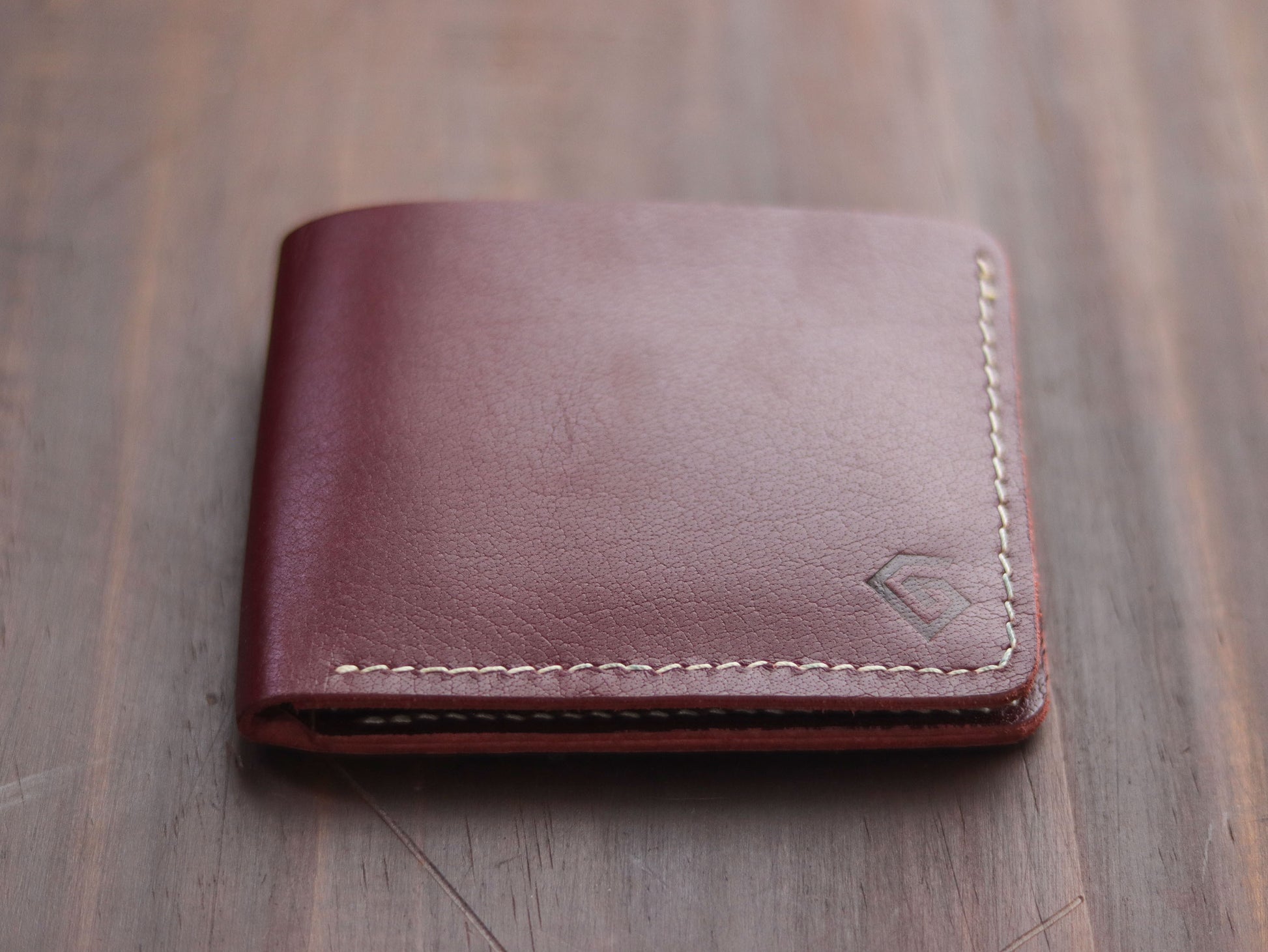 "WAVER" LEATHER BI-FOLD WALLET - MERLOT BURGUNDY - grip