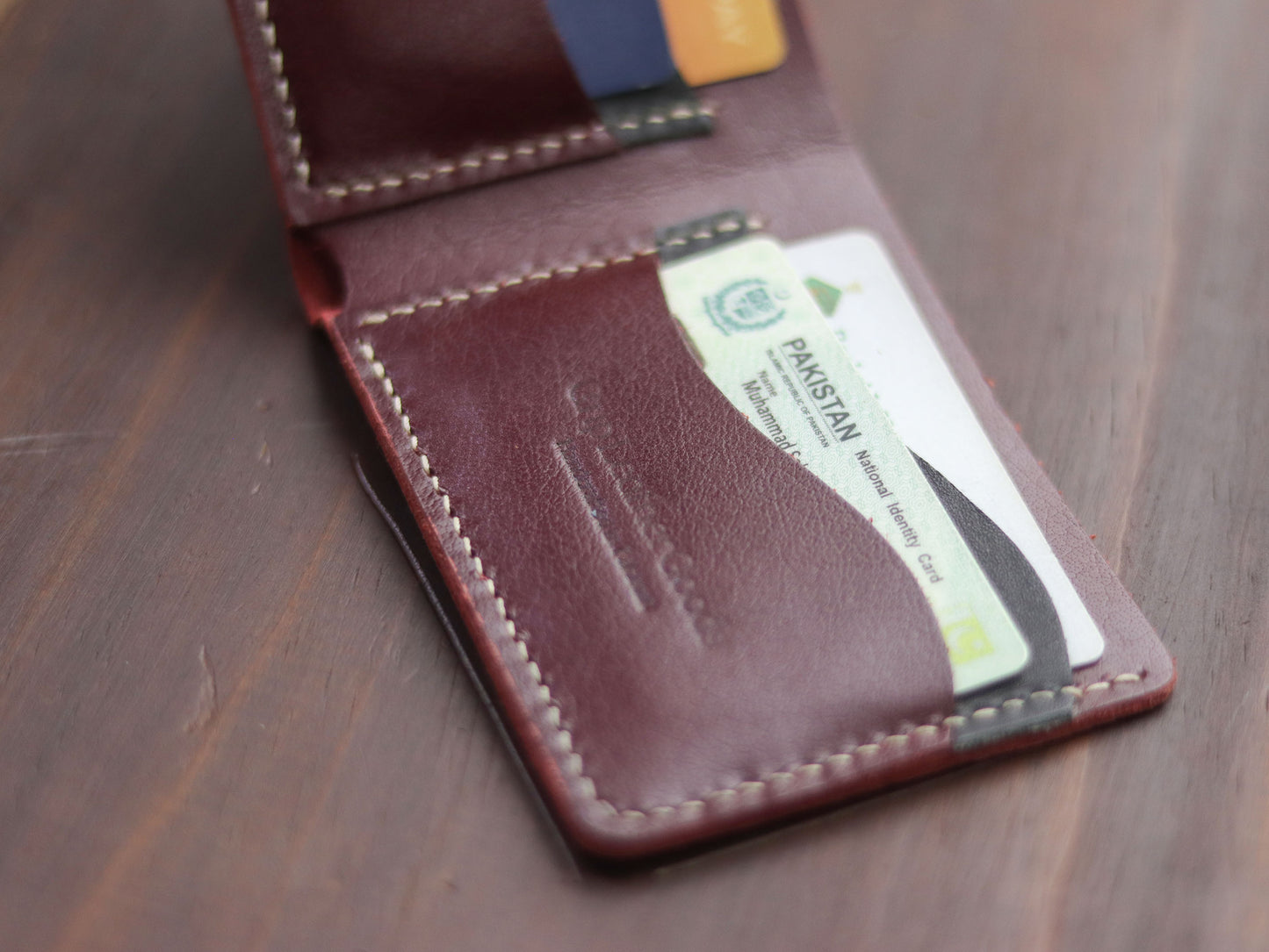 "WAVER" LEATHER BI-FOLD WALLET - MERLOT BURGUNDY - grip