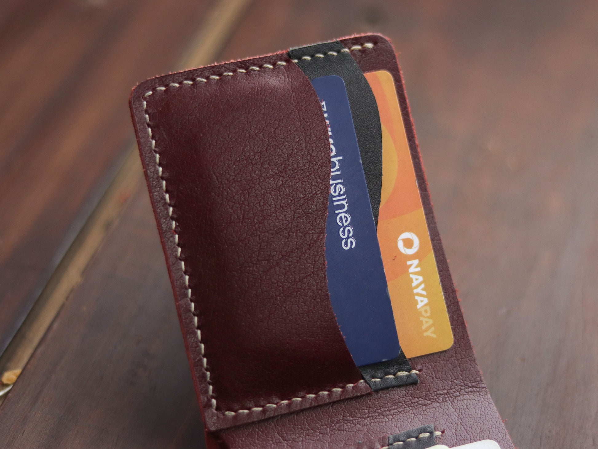 "WAVER" LEATHER BI-FOLD WALLET - MERLOT BURGUNDY - grip