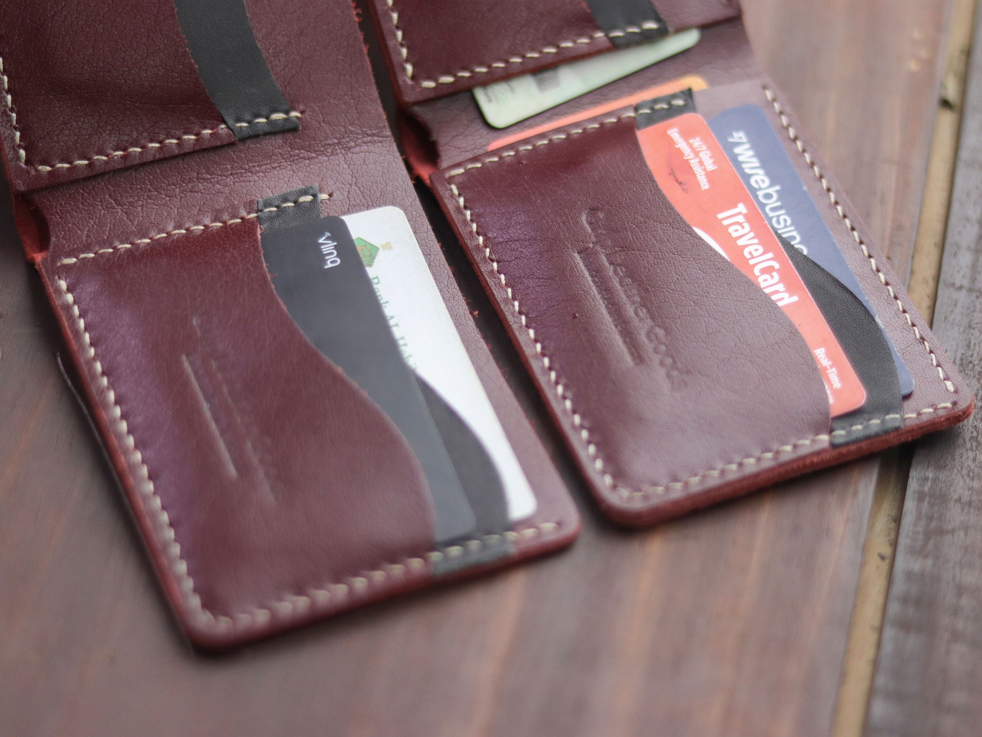 "WAVER" LEATHER BI-FOLD WALLET - MERLOT BURGUNDY - grip