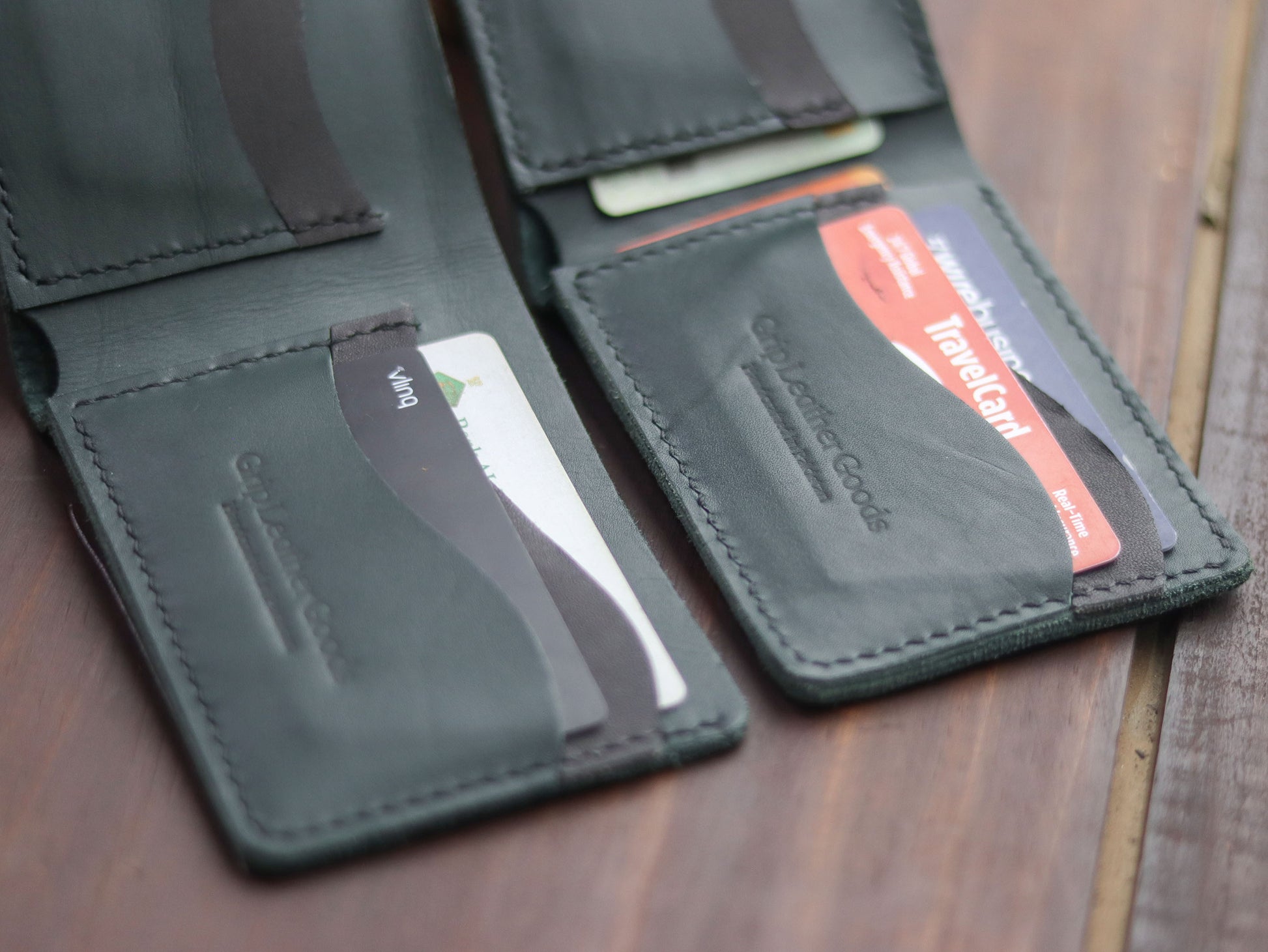 "WAVER" LEATHER BI-FOLD WALLET - CARTLETON GREEN - grip