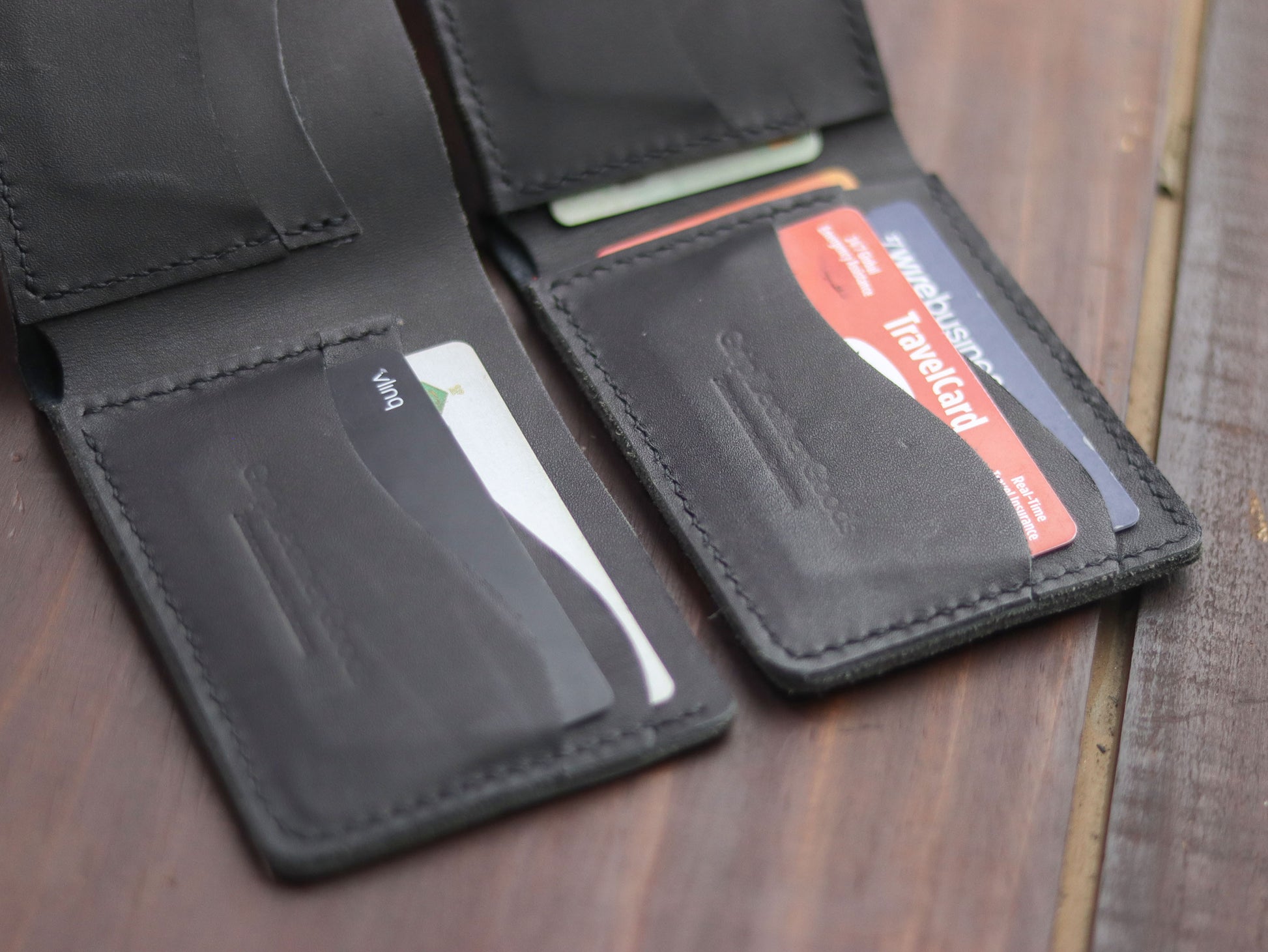 "WAVER" LEATHER BI-FOLD WALLET - BLACK - grip