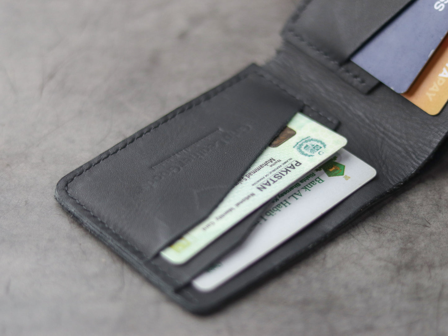 "WALDOR" BI-FOLD LEATHER WALLET - BLACK - grip