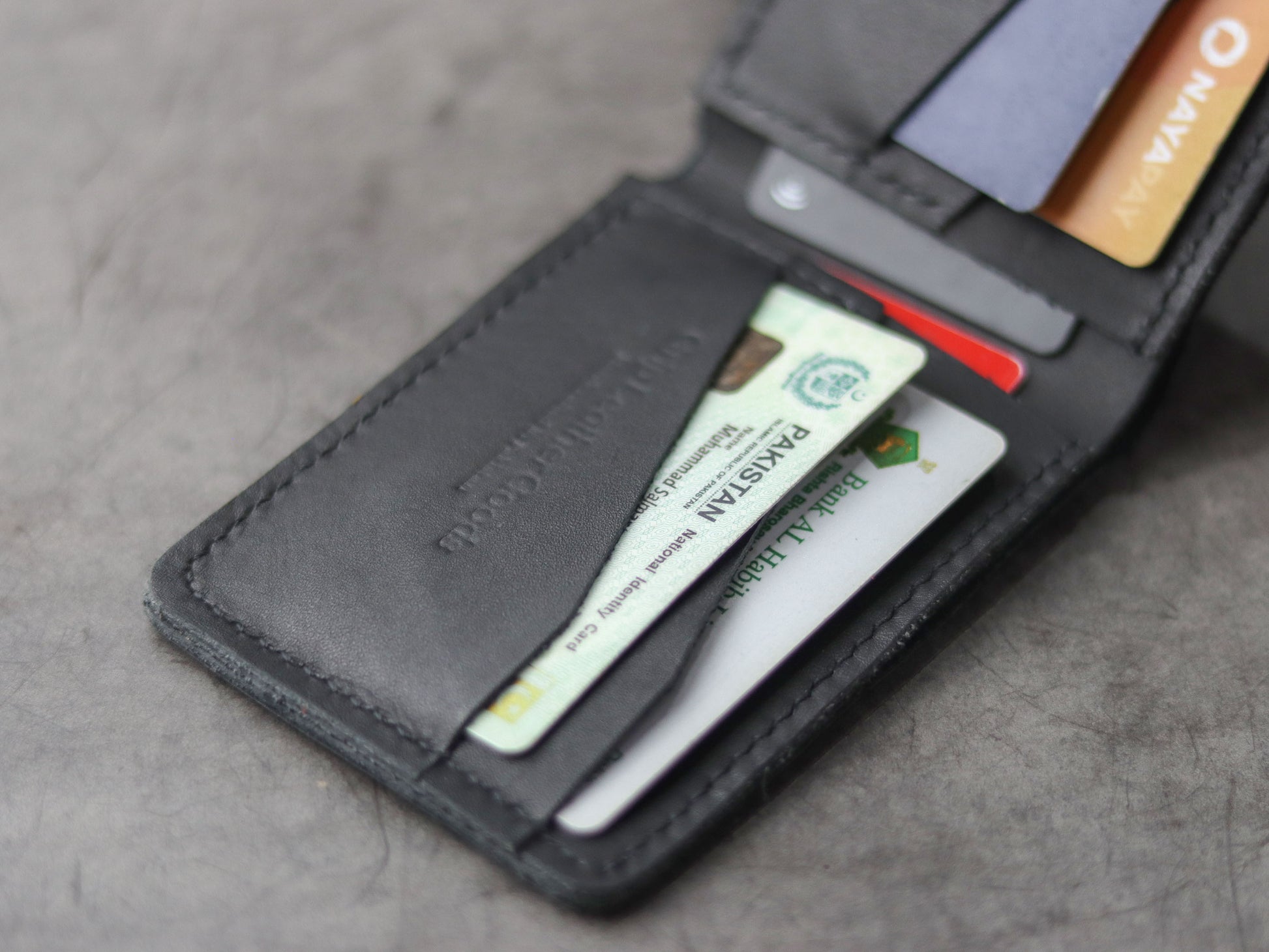 "WALDOR" BI-FOLD LEATHER WALLET - BLACK - grip