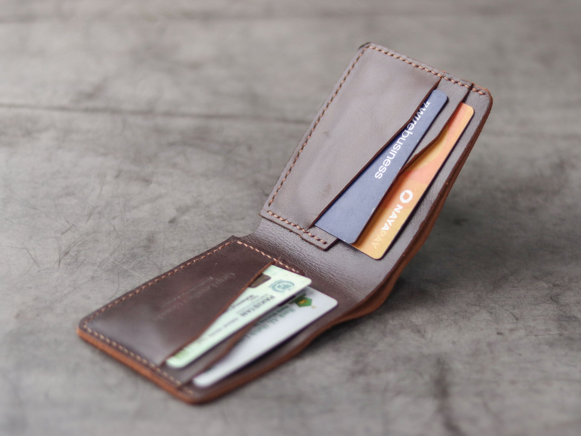 "WALDOR" BI-FOLD LEATHER WALLET - COGNAC BROWN - grip