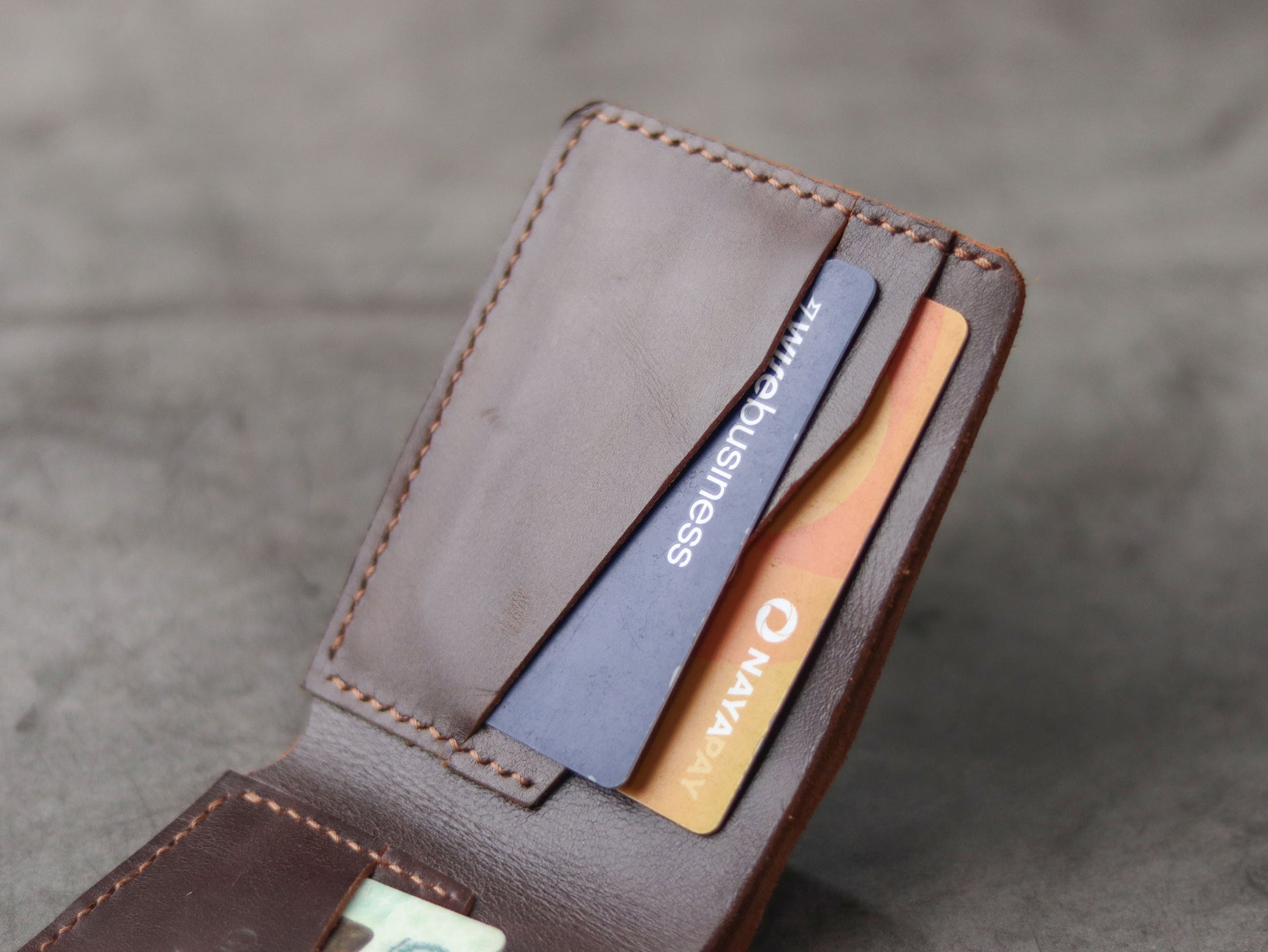 "WALDOR" BI-FOLD LEATHER WALLET - COGNAC BROWN - grip