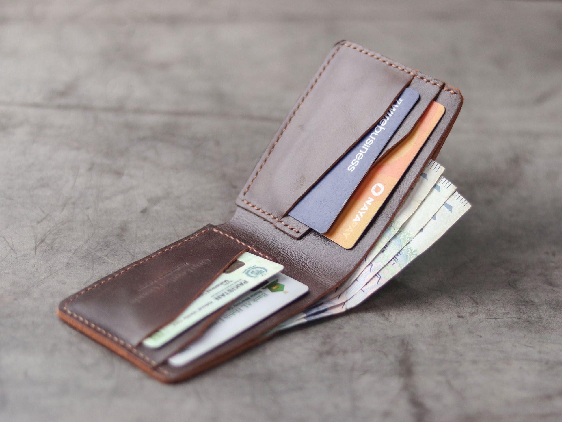 "WALDOR" BI-FOLD LEATHER WALLET - COGNAC BROWN - grip