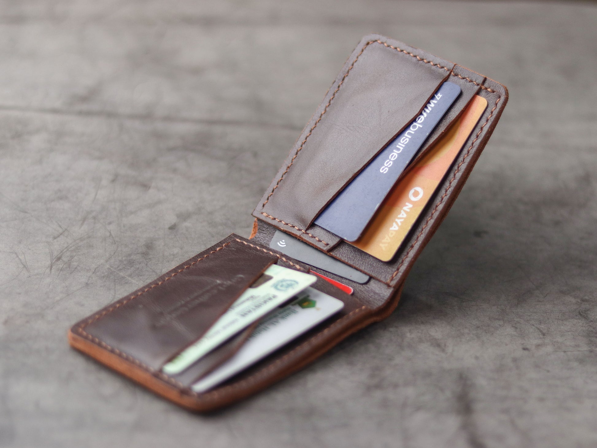 "WALDOR" BI-FOLD LEATHER WALLET - COGNAC BROWN - grip