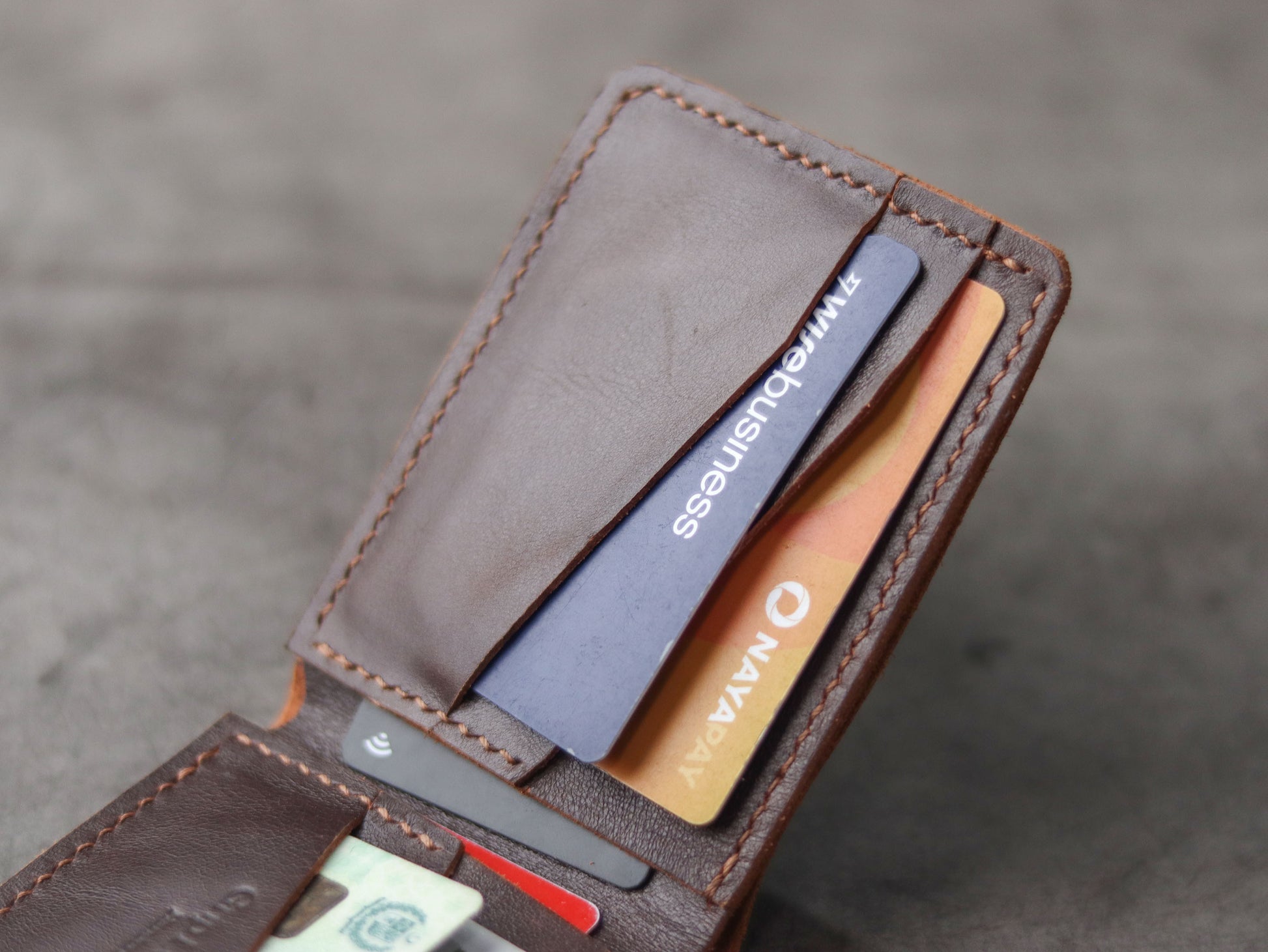 "WALDOR" BI-FOLD LEATHER WALLET - COGNAC BROWN - grip