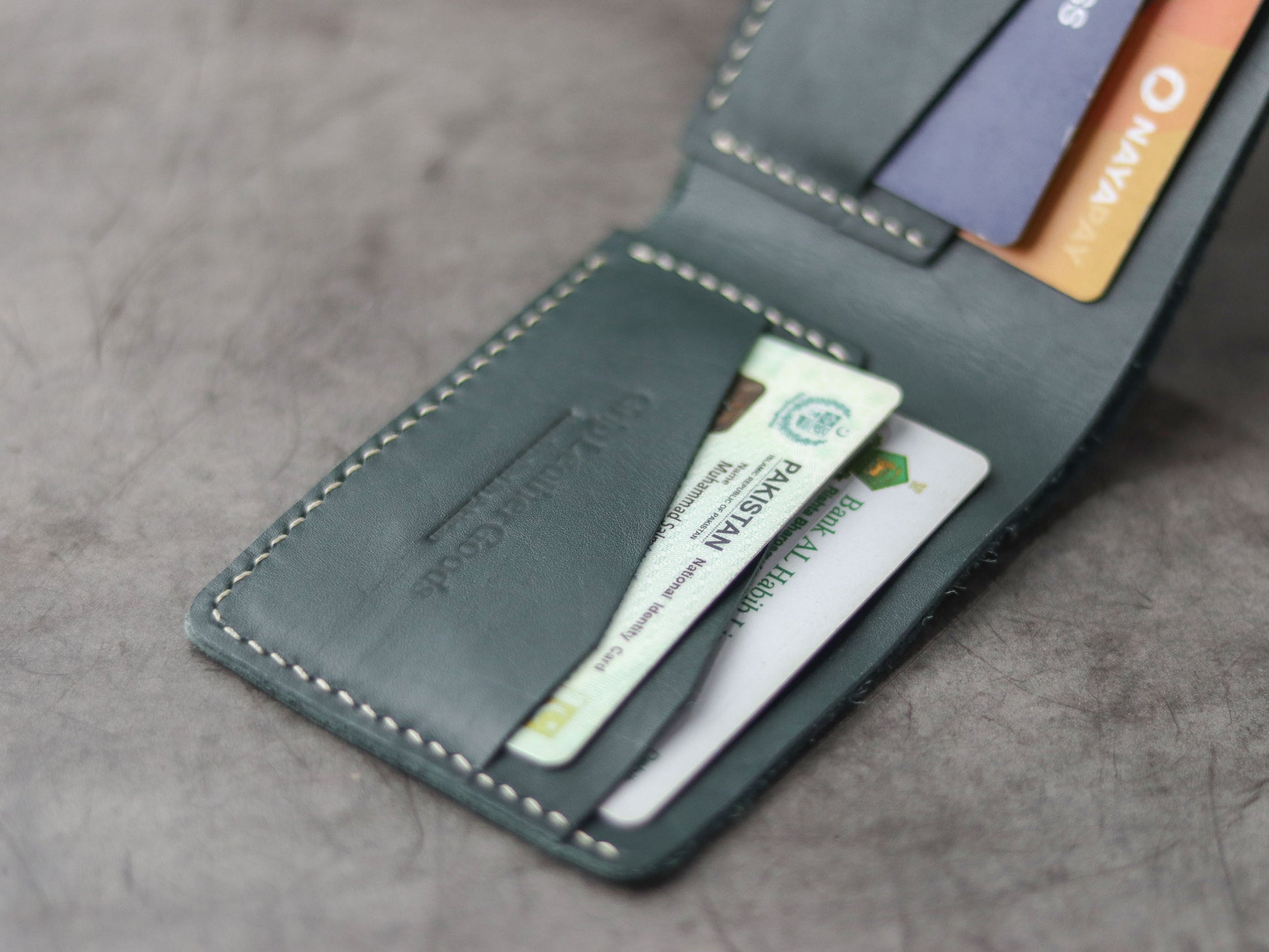 "WALDOR" BI-FOLD LEATHER WALLET - CARTLETON GREEN - grip