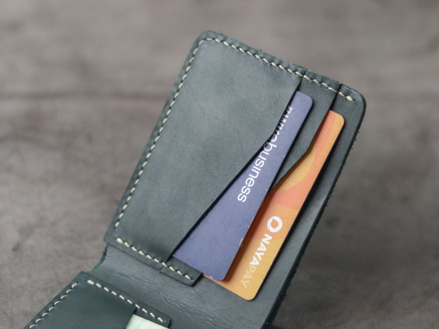 "WALDOR" BI-FOLD LEATHER WALLET - CARTLETON GREEN - grip