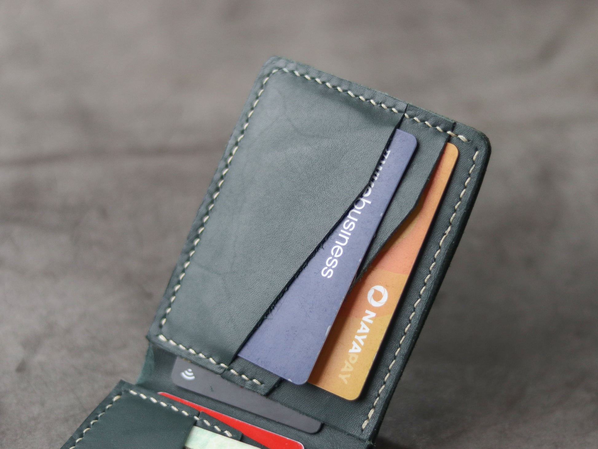 "WALDOR" BI-FOLD LEATHER WALLET - CARTLETON GREEN - grip