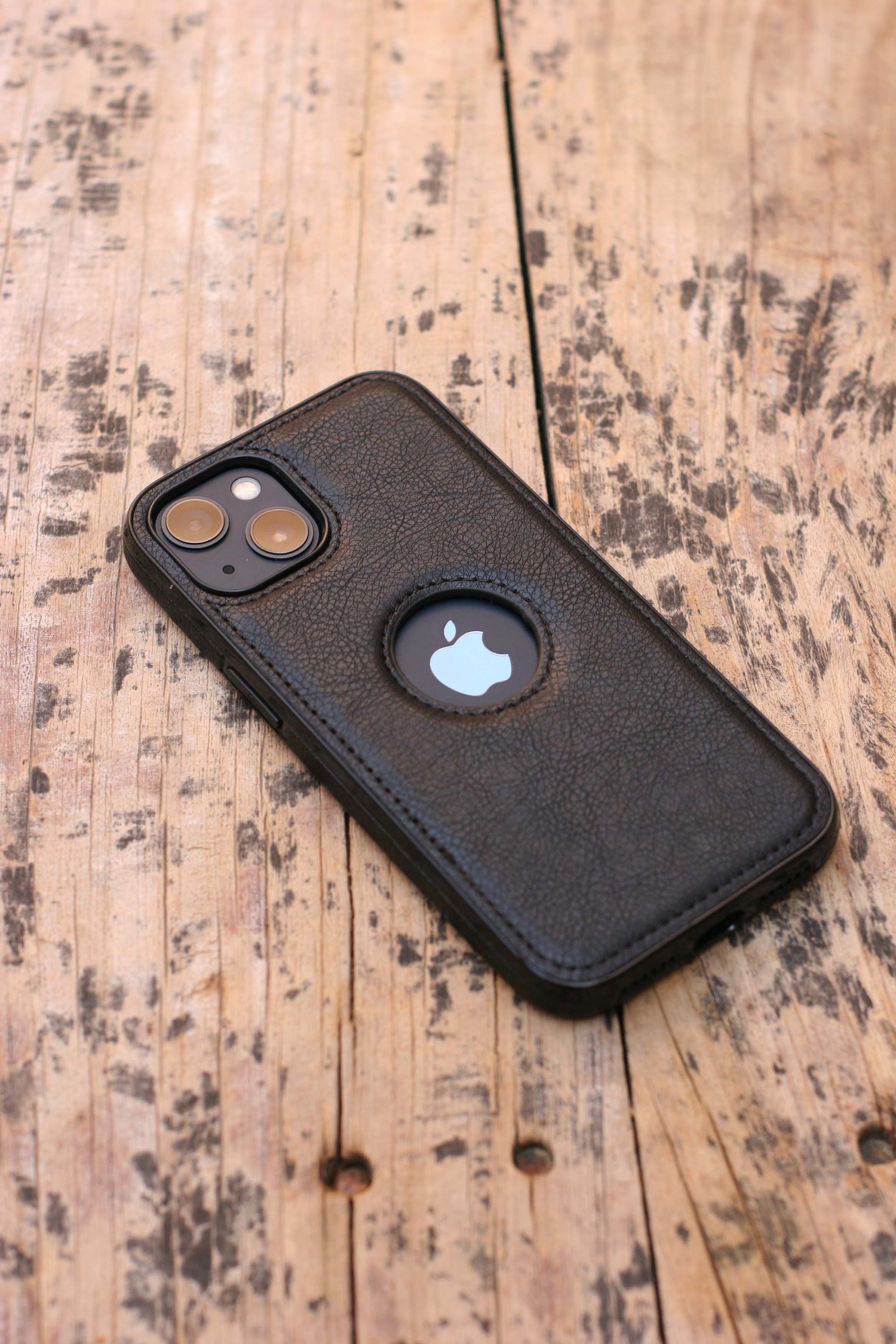 BLACK LEATHER PHONE CASE WITH APPLE LOGO - grip