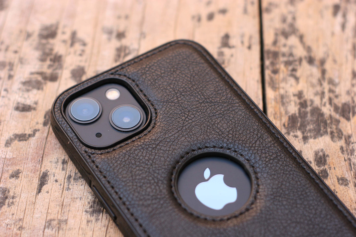 BLACK LEATHER PHONE CASE WITH APPLE LOGO - grip