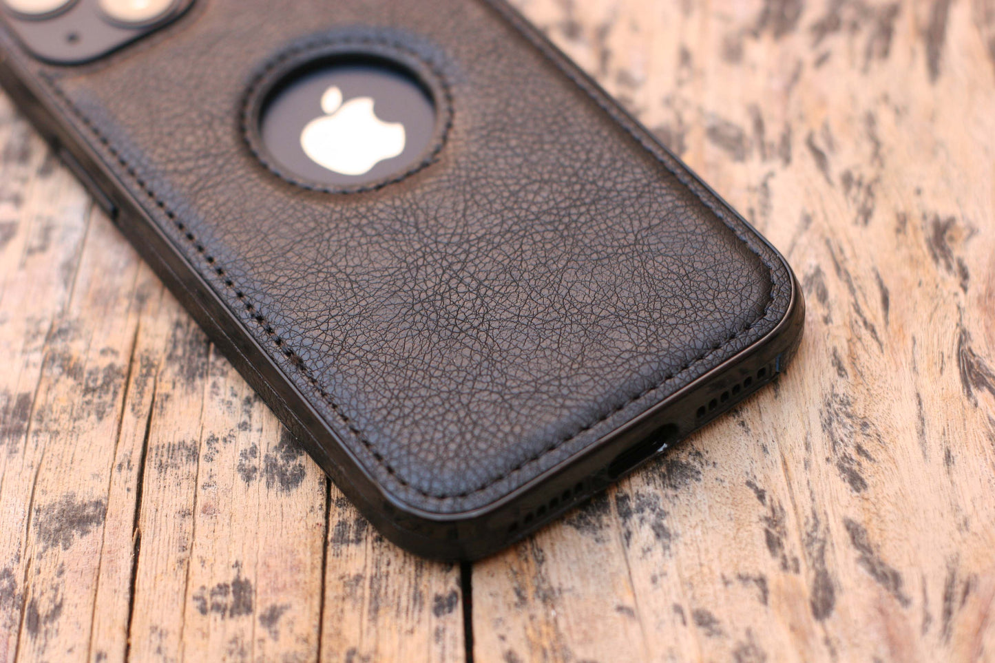 BLACK LEATHER PHONE CASE WITH APPLE LOGO - grip